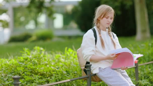 Szczęśliwa Nowoczesna Dziewczyna Białej Bluzie Skoroszytem Plecakiem Pobliżu Eko Szkoły — Wideo stockowe