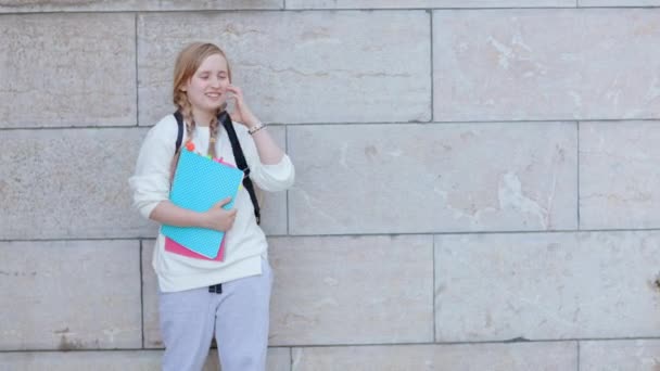 Πορτρέτο Του Χαμογελαστού Trendy Μαθητή Λευκό Φούτερ Βιβλίο Εργασίας Και — Αρχείο Βίντεο