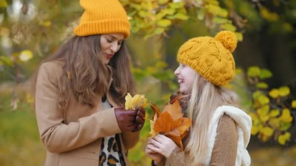 Γεια Σου Φθινόπωρο Χαρούμενη Νεαρή Μητέρα Και Κόρη Πορτοκαλί Καπέλα — Αρχείο Βίντεο
