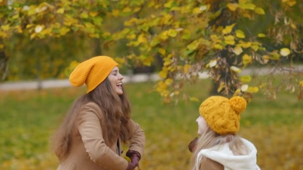 Ciao Settembre Felice Madre Moderna Bambino Cappelli Arancioni Con Foglie — Video Stock