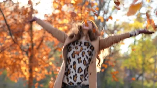 Hola Noviembre Sonriente Mujer Moderna Abrigo Beige Sombrero Naranja Regocijándose — Vídeos de Stock