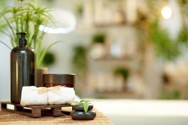 Modern güzellik stüdyosunda havlu ve kozmetik..