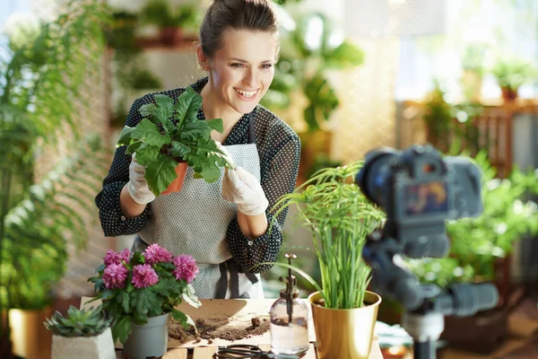 Entspanntes Gärtnern Hause Glückliche Frau Mittleren Alters Weißen Gummihandschuhen Mit — Stockfoto