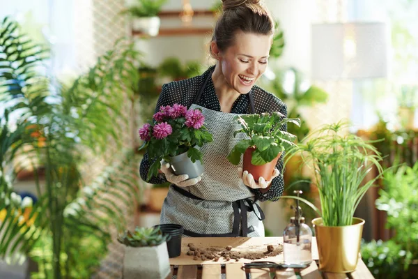 Entspanntes Gärtnern Hause Lächelnde Moderne Hausfrau Mittleren Alters Weißen Gummihandschuhen — Stockfoto