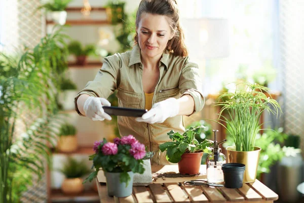 Relaxando Jardinagem Casa Fêmea Moderna Luvas Borracha Branca Com Planta — Fotografia de Stock