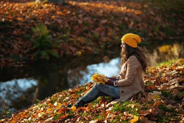 Hello September Happy Elegant Woman Beige Coat Orange Hat Autumn — Stock Photo, Image