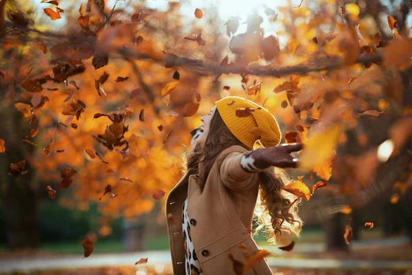 Здравствуйте Ноябрь Улыбающаяся Современная Женщина Бежевом Пальто Оранжевой Шляпе Радующаяся — стоковое фото