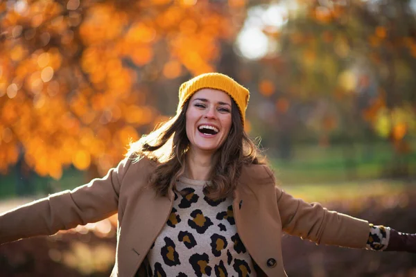 Γεια Σου Φθινόπωρο Χαμογελαστή Σύγχρονη Γυναίκα Μπεζ Παλτό Και Πορτοκαλί — Φωτογραφία Αρχείου