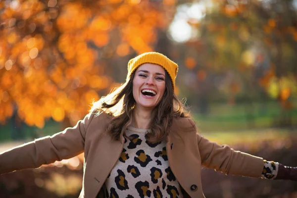 Olá Outono Mulher Moderna Sorridente Casaco Bege Chapéu Laranja Regozijando — Fotografia de Stock