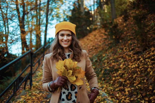 Привіт Вересень Усміхнена Стильна Жінка Середнього Віку Коричневому Пальто Жовтий — стокове фото
