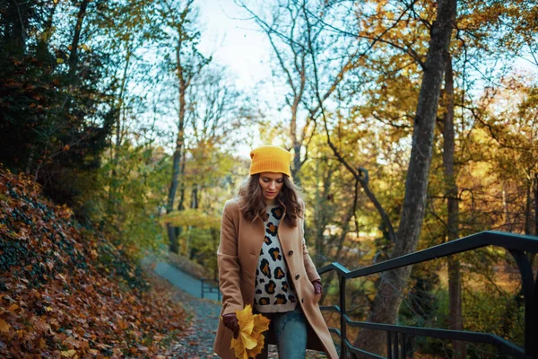Привет Октябрь Задумчивая Элегантная Женщина Бежевом Пальто Оранжевой Шляпе Осенью — стоковое фото