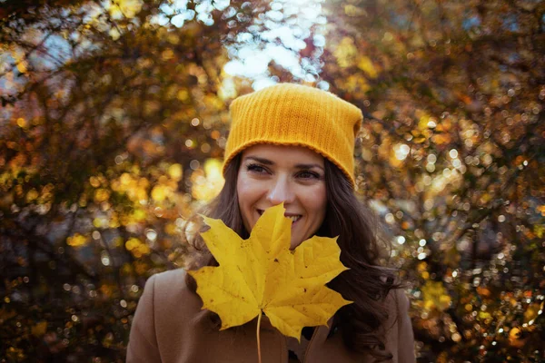 Hello Autumn Happy Trendy Female Beige Coat Orange Hat Autumn — Stock Photo, Image