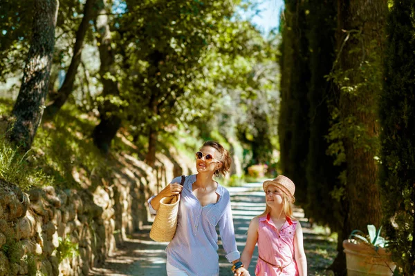 Reizen Italië Glimlachende Moderne Moeder Kind Reizigers Met Strozak Wandelen — Stockfoto