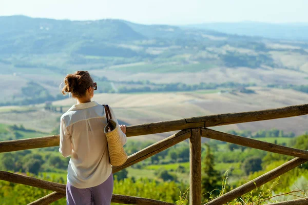 Viajar Italia Visto Desde Atrás Joven Viajero Con Bolsa Paja — Foto de Stock