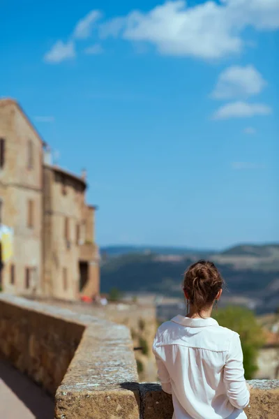 Viaje Pela Itália Vista Trás Moderna Mulher Viajante Solo Pienza — Fotografia de Stock