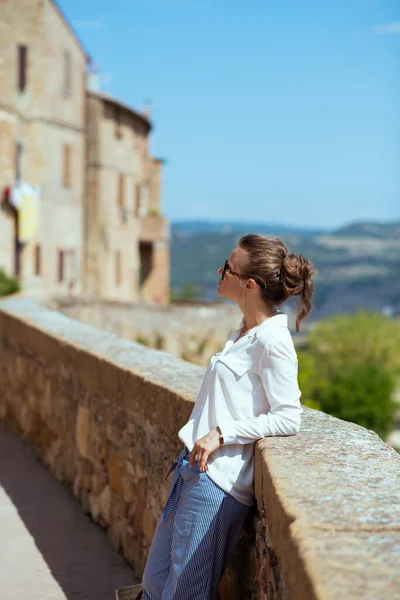 Travel Italy Seen Modern Middle Aged Traveller Woman Pienza Tuscany — Stock Photo, Image