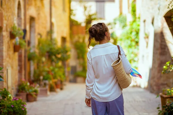 Viajar Italia Visto Desde Atrás Mujer Elegante Con Bolsa Paja — Foto de Stock