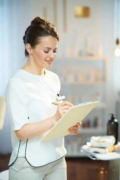 Sonriente Años Mujer Trabajador Con Portapapeles Moderno Salón Belleza —  Fotos de Stock