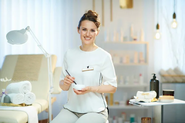 Felice Dipendente Femminile Nel Moderno Salone Bellezza Lavoro — Foto Stock