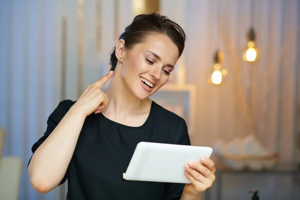 Lycklig Kvinnlig Arbetare Med Tablet Med Videosamtal Modern Skönhetssalong — Stockfoto