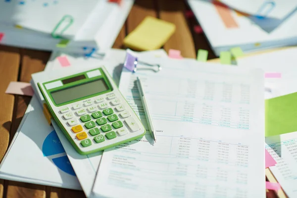 Zbliżenie Biurko Dokumentami Dotyczącymi Podatków Kalkulatora Pióra — Zdjęcie stockowe