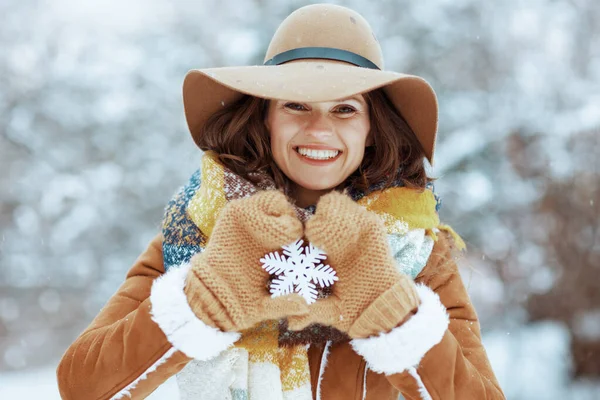 Портрет Счастливой Современной Летней Женщины Коричневой Шляпе Шарфе Варежками Снежинкой — стоковое фото