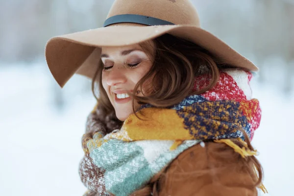 Heureuse Élégante Femme Ans Chapeau Marron Écharpe Extérieur Dans Parc — Photo