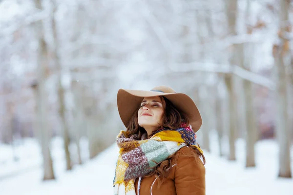 Расслабляющая Современная Женщина Коричневой Шляпе Шарфе Открытом Воздухе Городском Парке — стоковое фото