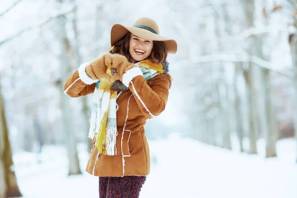 Elegante Donna Sorridente Anni Cappello Marrone Sciarpa Con Guanti Montone — Foto Stock