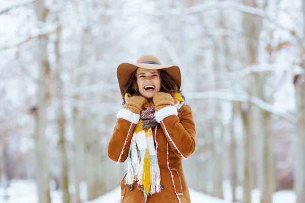 Femme Élégante Souriante Chapeau Écharpe Marron Avec Mitaines Manteau Peau — Photo