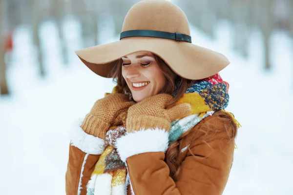 Donna Moderna Sorridente Cappello Marrone Sciarpa Con Guanti Montone Fuori — Foto Stock