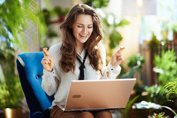 Green Home Sonriente Mujer Moda Años Con Pelo Ondulado Largo —  Fotos de Stock