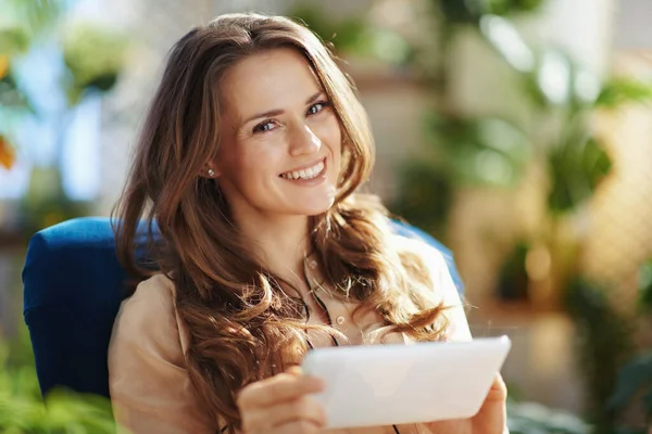 Green Home Portrait Happy Young Woman Long Wavy Hair Tablet — Stock Photo, Image