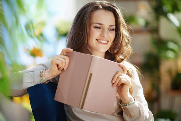 Grüne Heimat Glücklich Elegante Jährige Hausfrau Mit Langen Welligen Haaren — Stockfoto