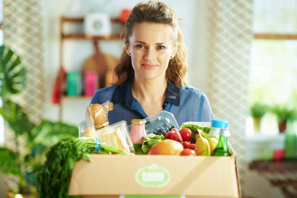 Entrega Comida Sonriente Ama Casa Mediana Edad Con Caja Comida — Foto de Stock