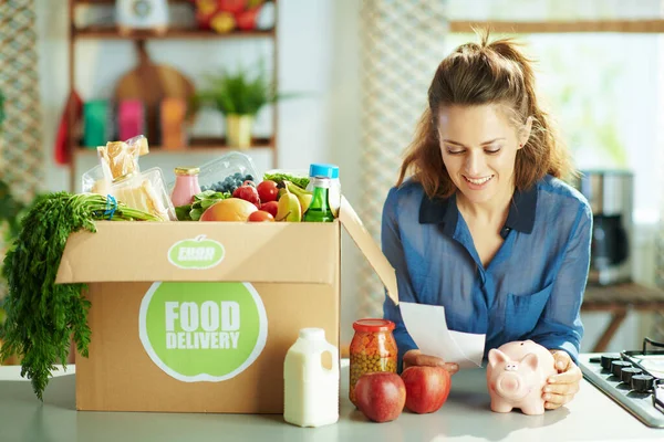 Entrega Comida Sonriente Joven Con Caja Comida Alcancía Cocina — Foto de Stock