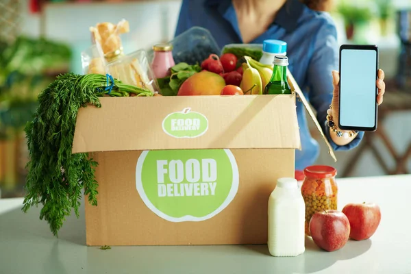 Entrega Comida Primer Plano Mujer Mediana Edad Con Caja Comida — Foto de Stock