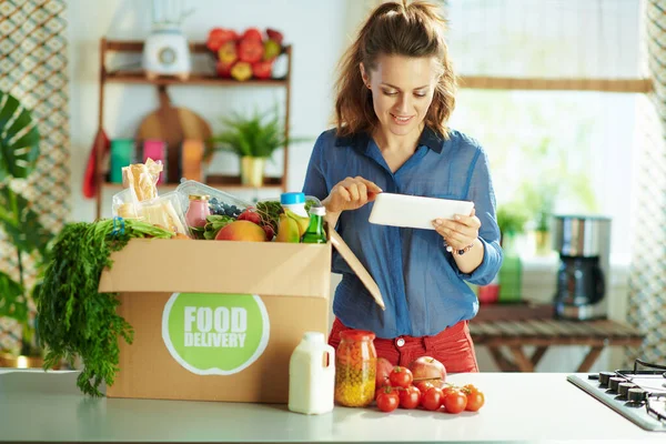 Entrega Comida Sonriente Mujer Años Con Caja Comida Usando Aplicaciones — Foto de Stock