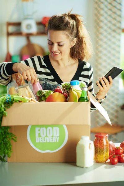 Dostawa Żywności Szczęśliwy Nowoczesny Średnim Wieku Gospodyni Domowa Pudełka Żywności — Zdjęcie stockowe