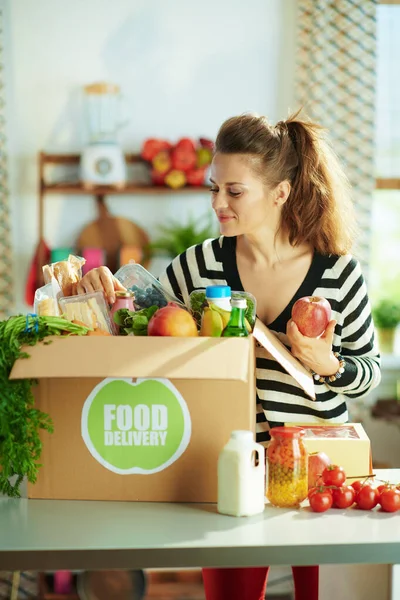 Entrega Comida Feliz Joven Con Caja Comida Manzana Cocina — Foto de Stock