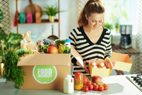 Entrega Comida Mujer Joven Sonriente Con Caja Comida Magdalenas Cocina —  Fotos de Stock