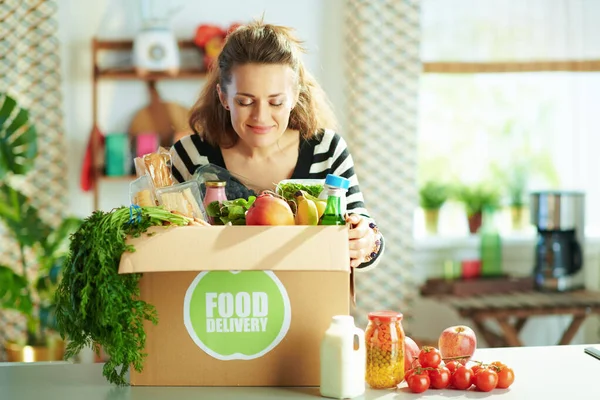 Entrega Comida Sonriente Mujer Años Con Caja Comida Cocina — Foto de Stock