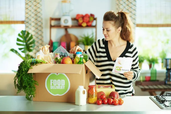 Entrega Comida Feliz Ama Casa Moderna Mediana Edad Con Caja — Foto de Stock