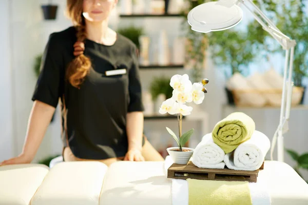 Closeup Woman Worker Towels Modern Beauty Studio — Stock Photo, Image