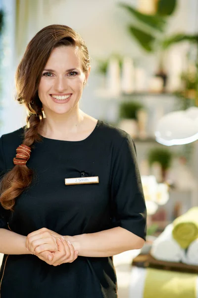 Glimlachende Vrouw Van Middelbare Leeftijd Werknemer Moderne Beauty Studio — Stockfoto