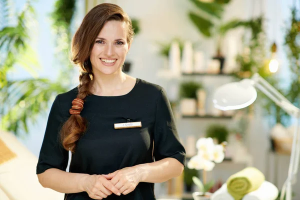 Retrato Feliz Años Edad Mujer Trabajadora Salón Belleza Moderno — Foto de Stock