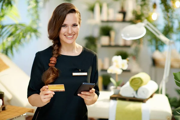Šťastný Středního Věku Žena Zaměstnanec Chytrým Telefonem Kreditní Kartou Procházení — Stock fotografie
