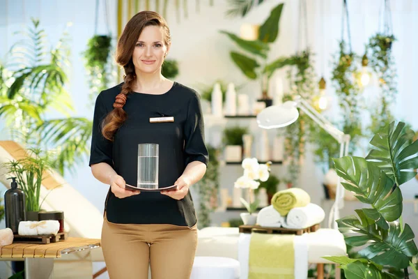 Feliz Años Edad Empleada Con Taza Agua Moderno Salón Belleza —  Fotos de Stock