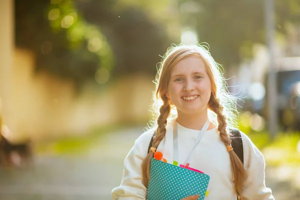 Πορτρέτο Του Χαρούμενος Σύγχρονο Κορίτσι Σχολείο Λευκό Φούτερ Βιβλίο Εργασίας — Φωτογραφία Αρχείου