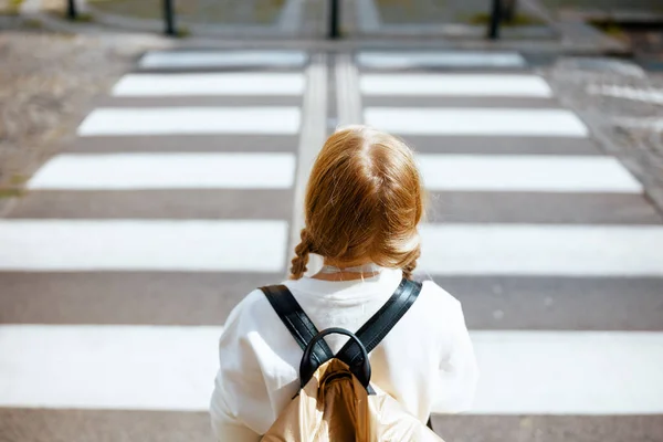 Widziane Tyłu Nowoczesne Dziecko Białej Bluzie Plecakiem Przechodzącym Przez Przejście — Zdjęcie stockowe